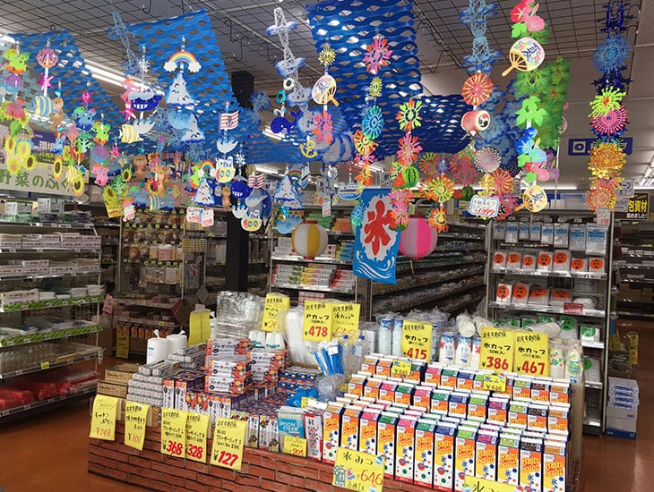 生活用品、店舗用品、何でも揃う便利なお店です。季節に合わせて楽しい商品山積み！お店に来て頂いてラッピング、ディスプレイなどわからない事ありましたらスタッフに一声かけて下さい。一緒に考えます。何でもお答え致します。ご来店お待ちしております。