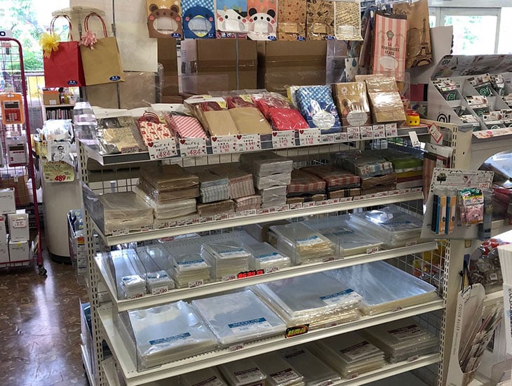 「色々ある、楽しい、安い」とお客様に喜んでいただけるお店を目標としております。まだお店を知らないお客様、包装資材・イベント用品・文具事務用品等、多種多様な商品があります。業者の方も一般の方もお気軽に御来店下さい。