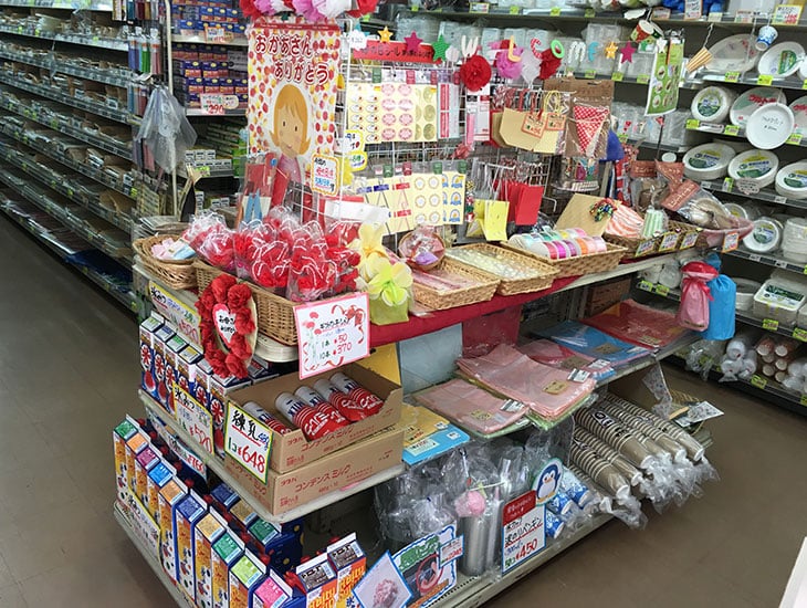 『水の都西条』、伊予西条駅近く、赤い看板のお店です。目指すは「もっと楽しく、もっと便利にあなたを満足させたい」　イベント用品、ラッピング資材、食品包材、事務用品等々あれこれ楽しいお店です。ご来店お待ちしております。