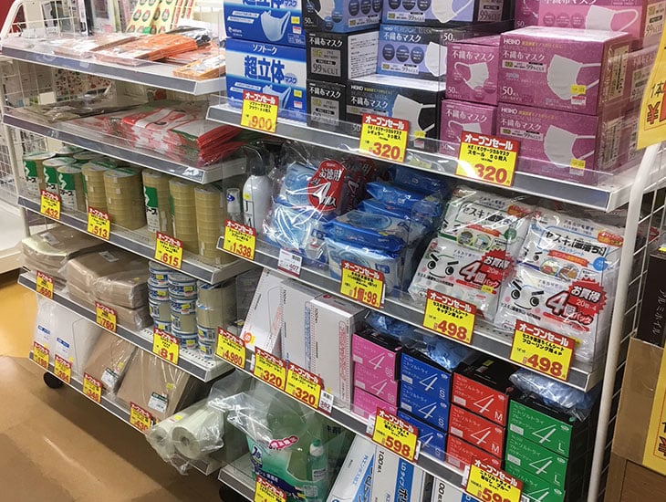 昭和５年創業の文具屋にパッケージプラザが併設され、文具屋ならではの文具の品揃えに加え、パッケージプラザの豊富な包装用品を取り揃えております。店舗で使用する業務用から、一般家庭で使用する個人用まで、あれこれ便利な商品でニーズにお応えできるお店です。