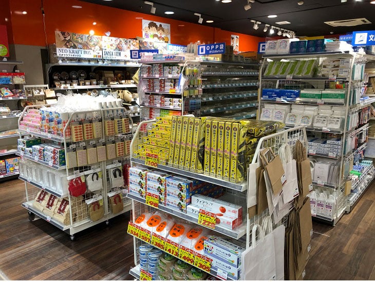 お菓子のデパートよしや神田店内にてパッケージプラザをオープンしました。<br>多数の包装資材を取り扱っています。<br>お菓子とパッケージを合わせたご提案をさせていただきます。<br>お気軽にご来店ください。