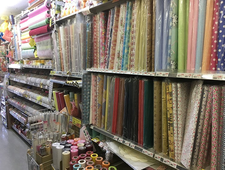 当店ではイベント用品やテイクアウト容器を幅広く取り扱い、ラッピング用品やパン資材・菓子資材を豊富に揃えております。オリジナル、別注資材についてもお気軽にご相談ください。スタッフ一同ご来店を心よりお待ちしております。